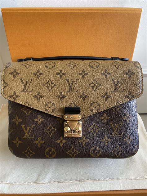 lv pochette métis reverse